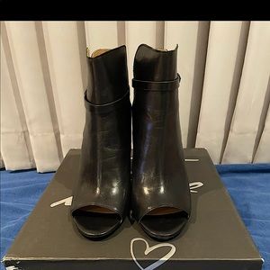 Banana Republic "Hello Sole Mate" Peepto